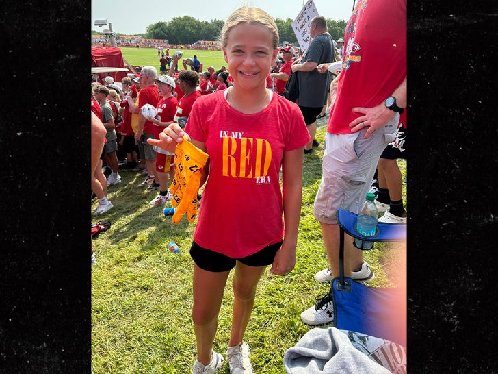 girl gets travis kelce gloves