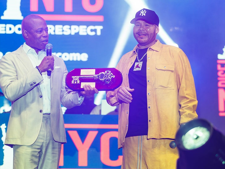 Fat Joe riceve le chiavi della città di New York dal sindaco Eric Adams Darren Tolud 4