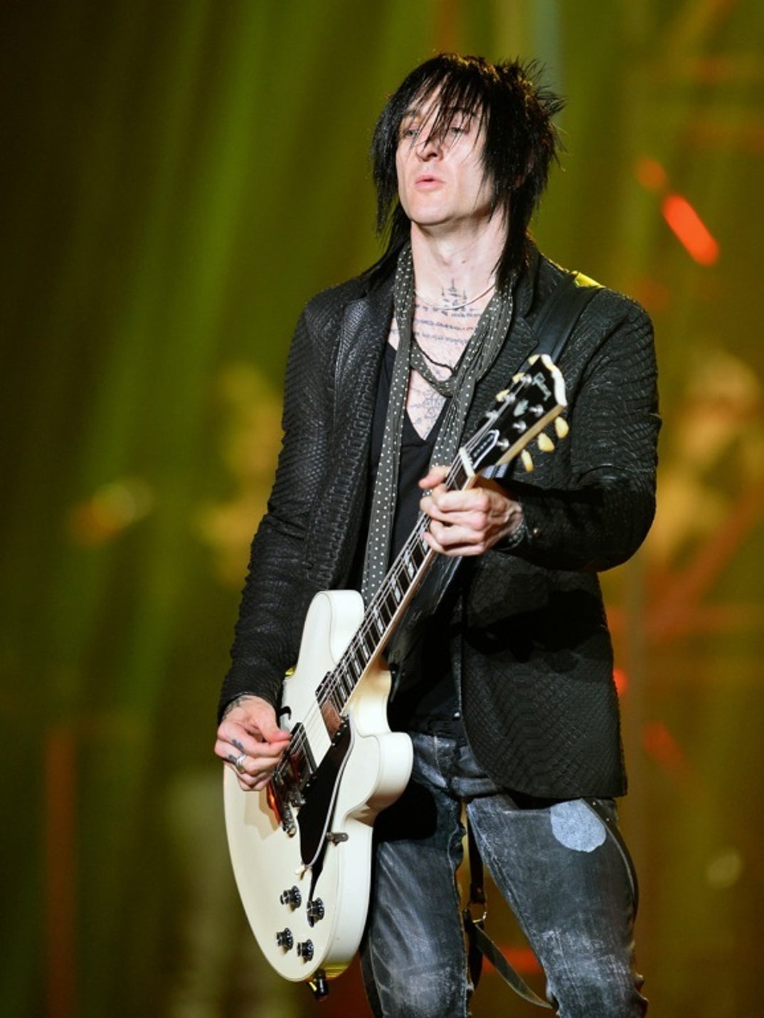 0401_gunsnroses_performance_28