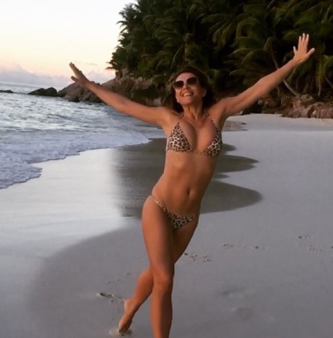 0608_elizabeth_hurley_hot_03