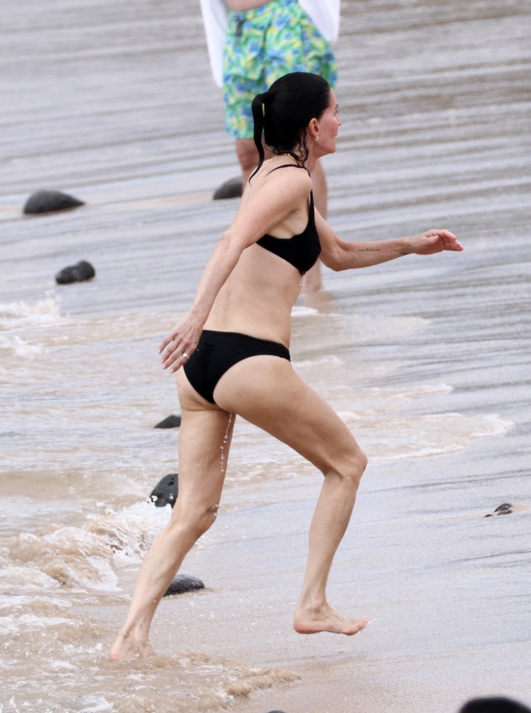 Leo DiCaprio Kate Hudson Tobey Maguire Beach 8