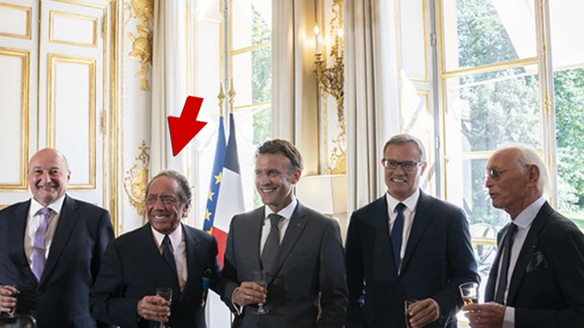 保罗·安卡（Paul Anka）从法国总统伊曼纽尔·马克龙（Emmanuel Macron）手中接过法国功勋勋章