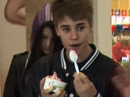 030111_beiber_gomez_still