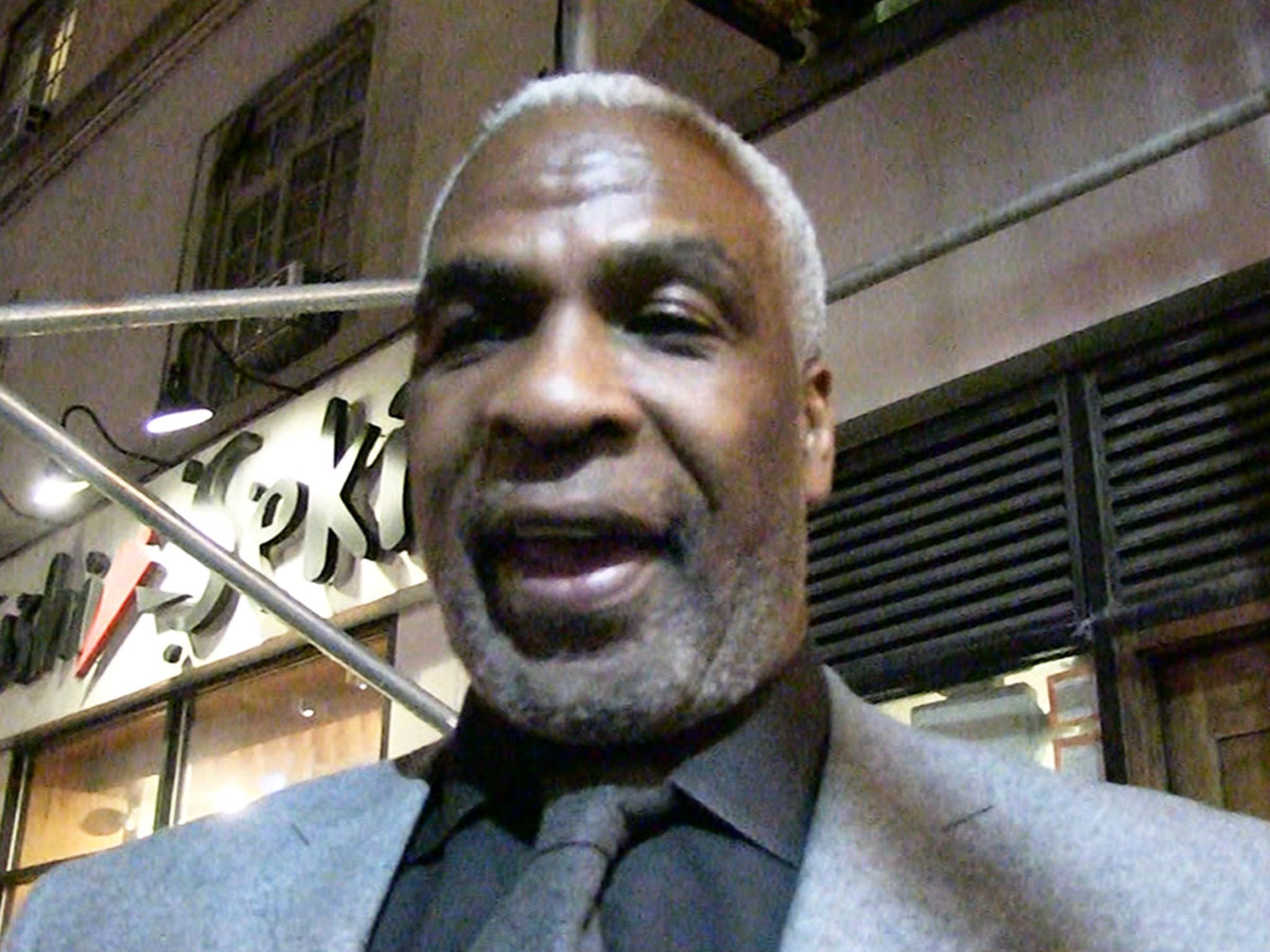 Charles Oakley gripes about Patrick Ewing, wants to 'smack