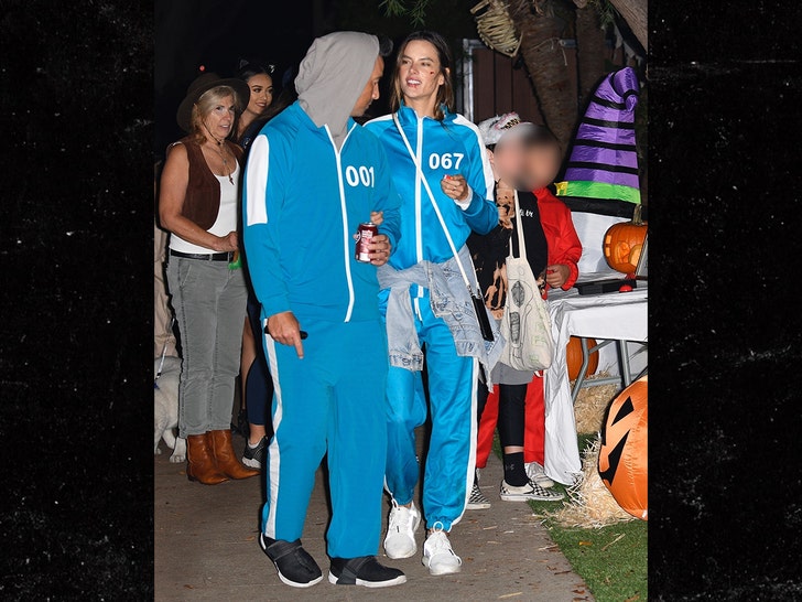 1101-alessandra ambrosio trick or treating kids BG