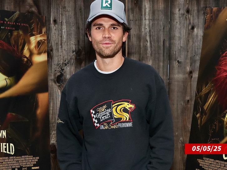 kj apa sub getty