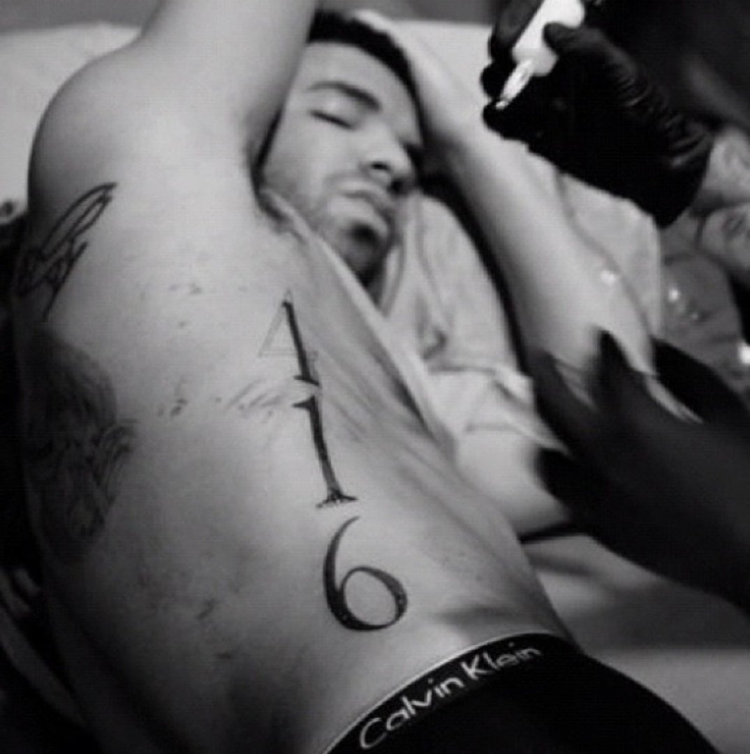 1023_drake_shirtless09