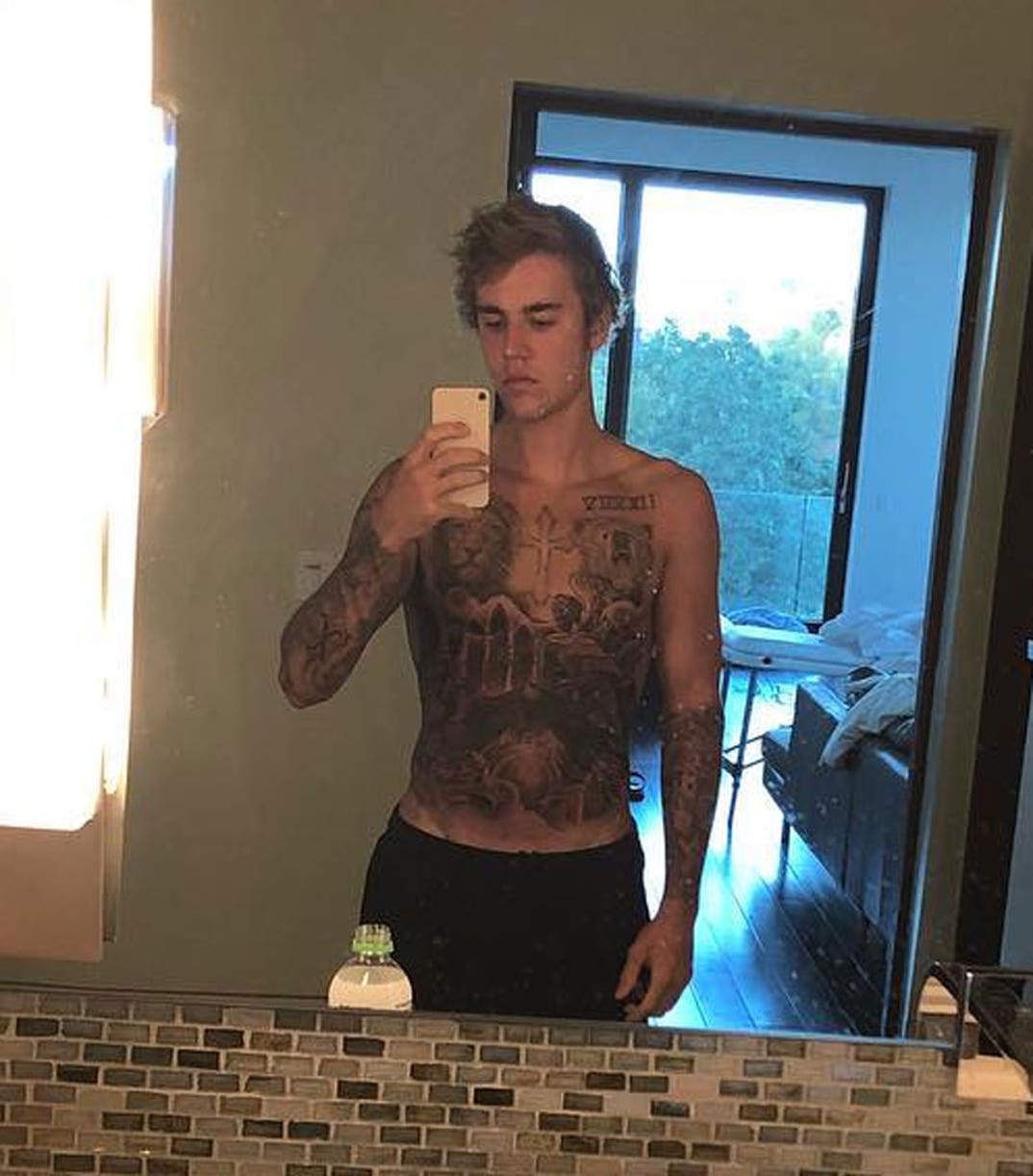 Justin_Bieber_Shirtless_Shots_8