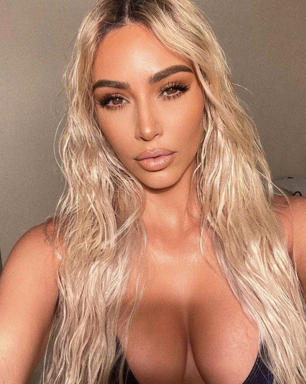 kim-kardashian-2020-hot-shots-photos13