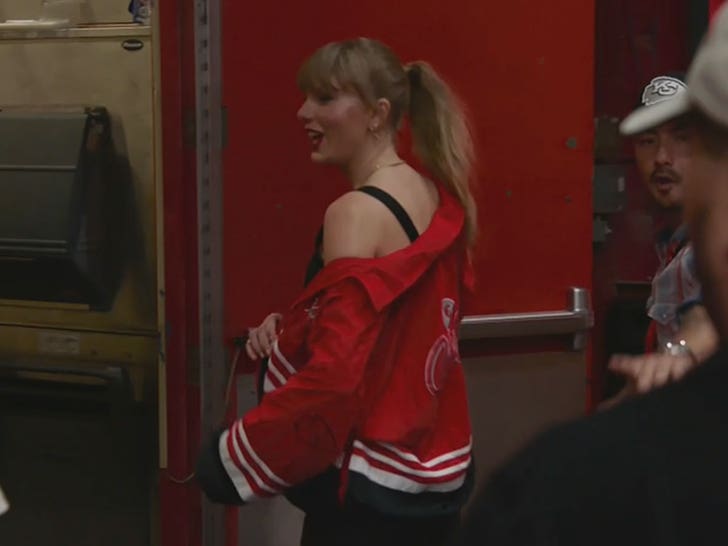 Taylor Swift Wearing $112 Jacket From Erin Andrews To Travis Kelce's NFL  Game