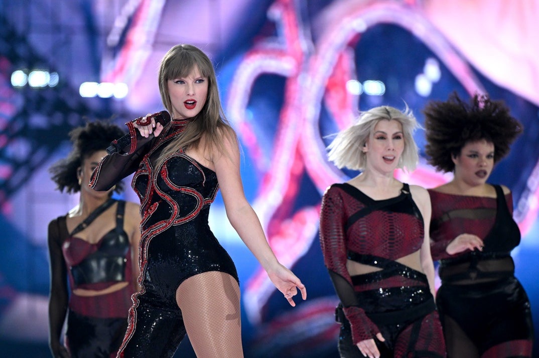 1010 Taylor Swift Performance Pics 3