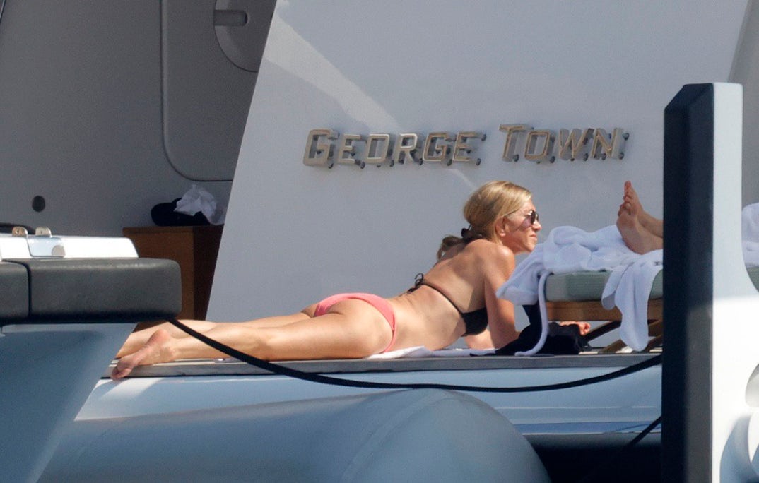 Jennifer Aniston Courteney Cox Pedro Pascal Jim Curtis Yacht Mallorca 8