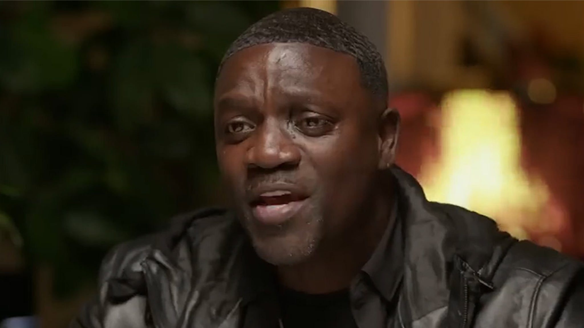 Akon verdedigt Nick Cannon en zegt dat het bijwonen van kinderfeestjes iets voor de blanke man is