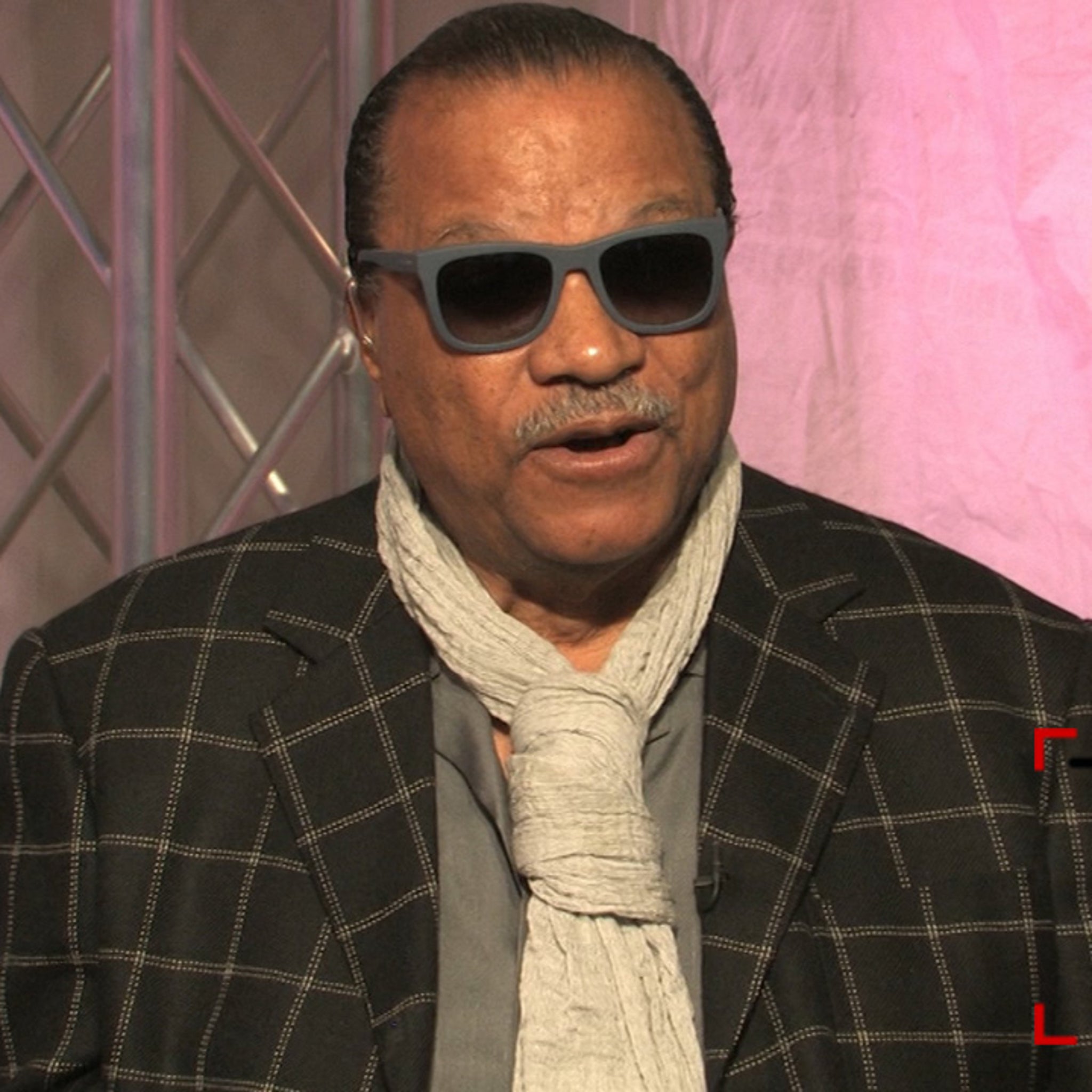 Billy Dee Williams a dapper legend as he enjoys outdoor meal at