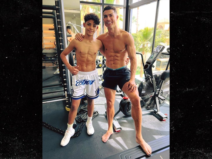 Cristiano Ronaldo, son fils de 13 ans, montre des abdominaux déchiquetés après l’entraînement