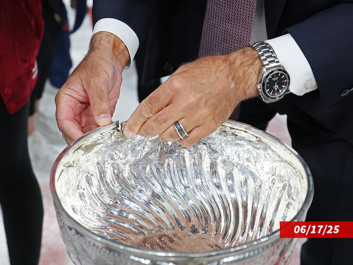 broken-stanley-cup-trophy-getty-1