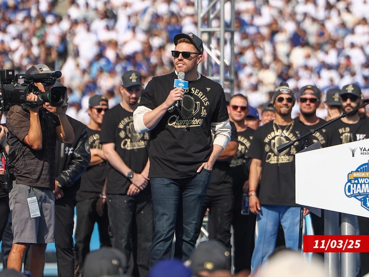 Freddie Freeman Does Perfect 'Worm' At Wild Dodgers Party