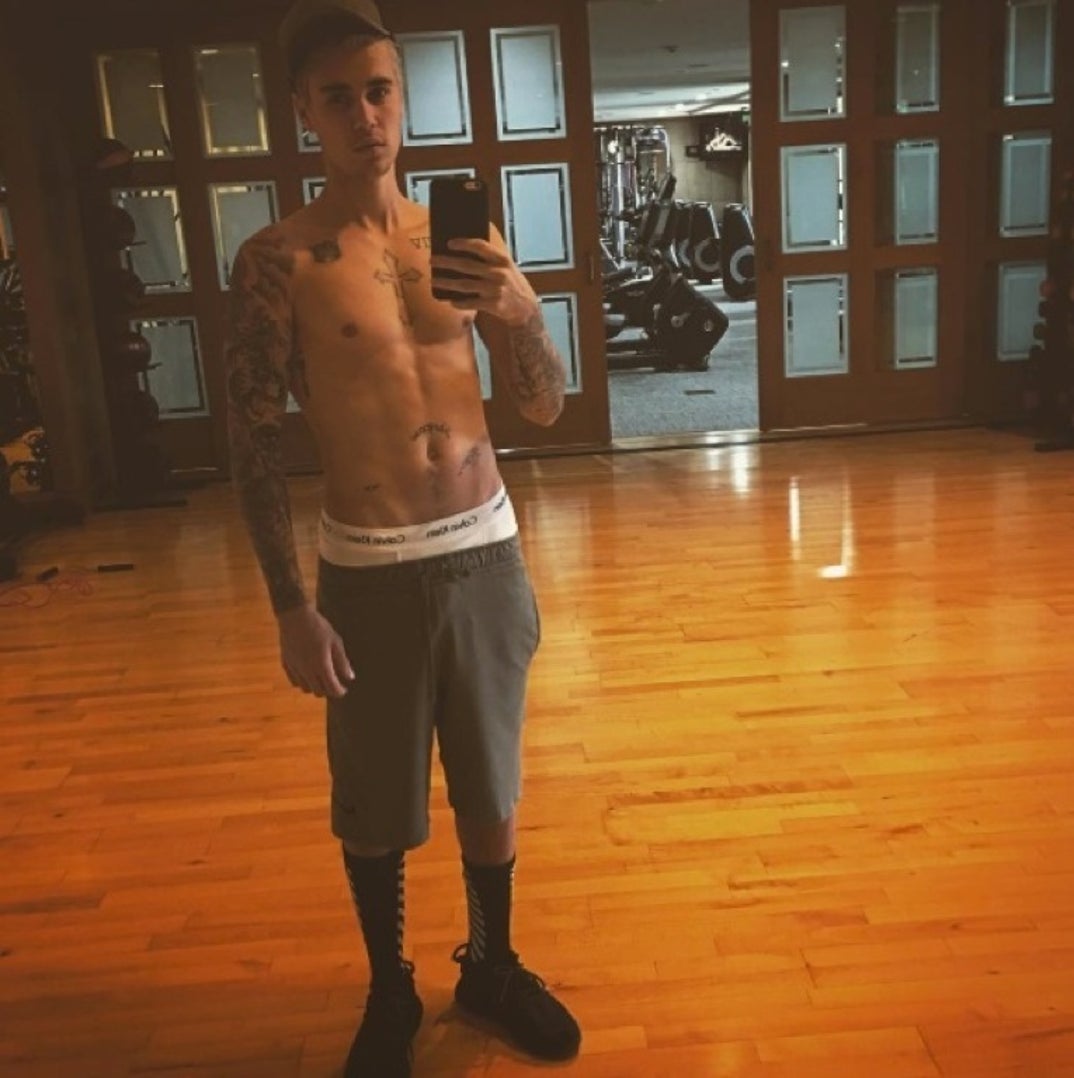 0229_justin_bieber_shirtless02