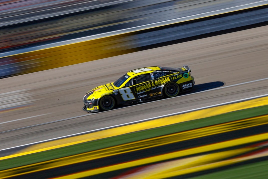 kyle busch on the track Photos2