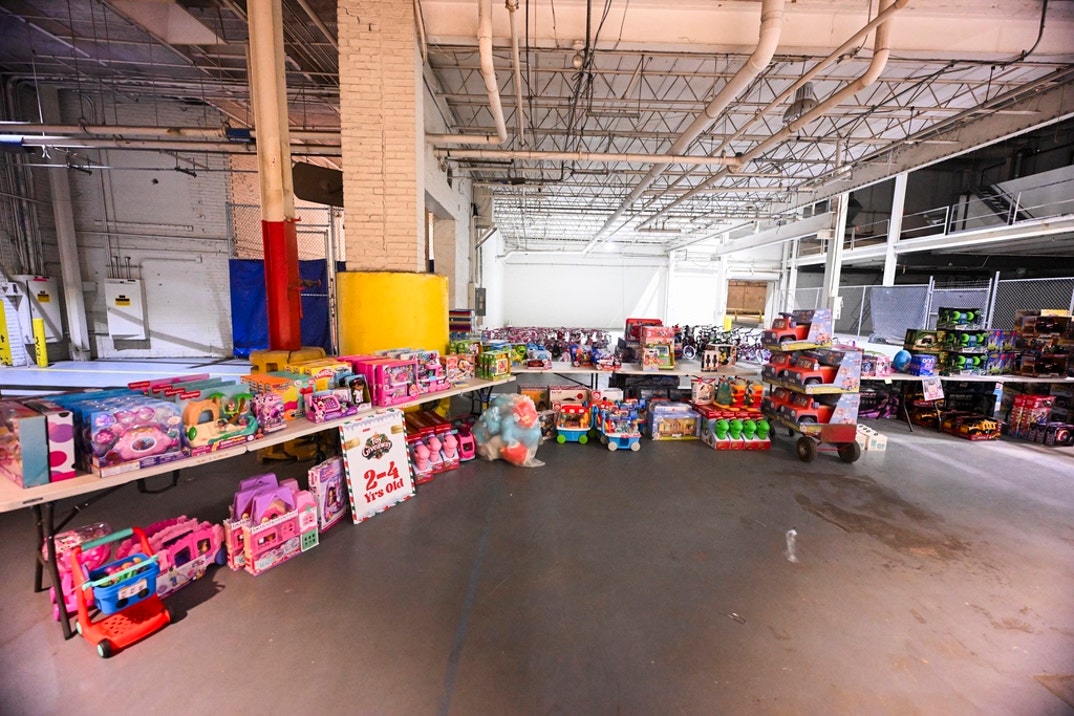 Lil Baby Lil Yachty Host Holiday Give Back Event  2