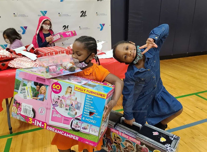 Atlanta Rapper 21 Savage Just Made A Christmas Miracle Come True For Dozens  Of Kids - Narcity