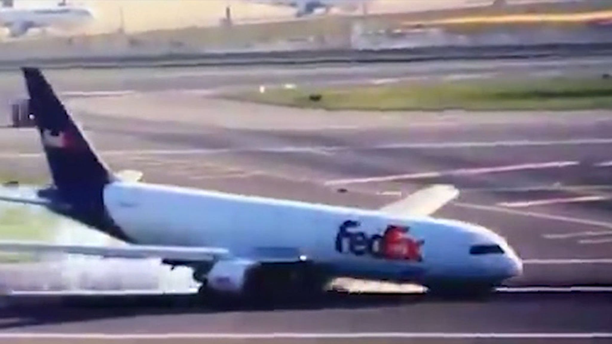 Boeing 767 Plane Crash Lands on Runway, Front Landing Gear Fails