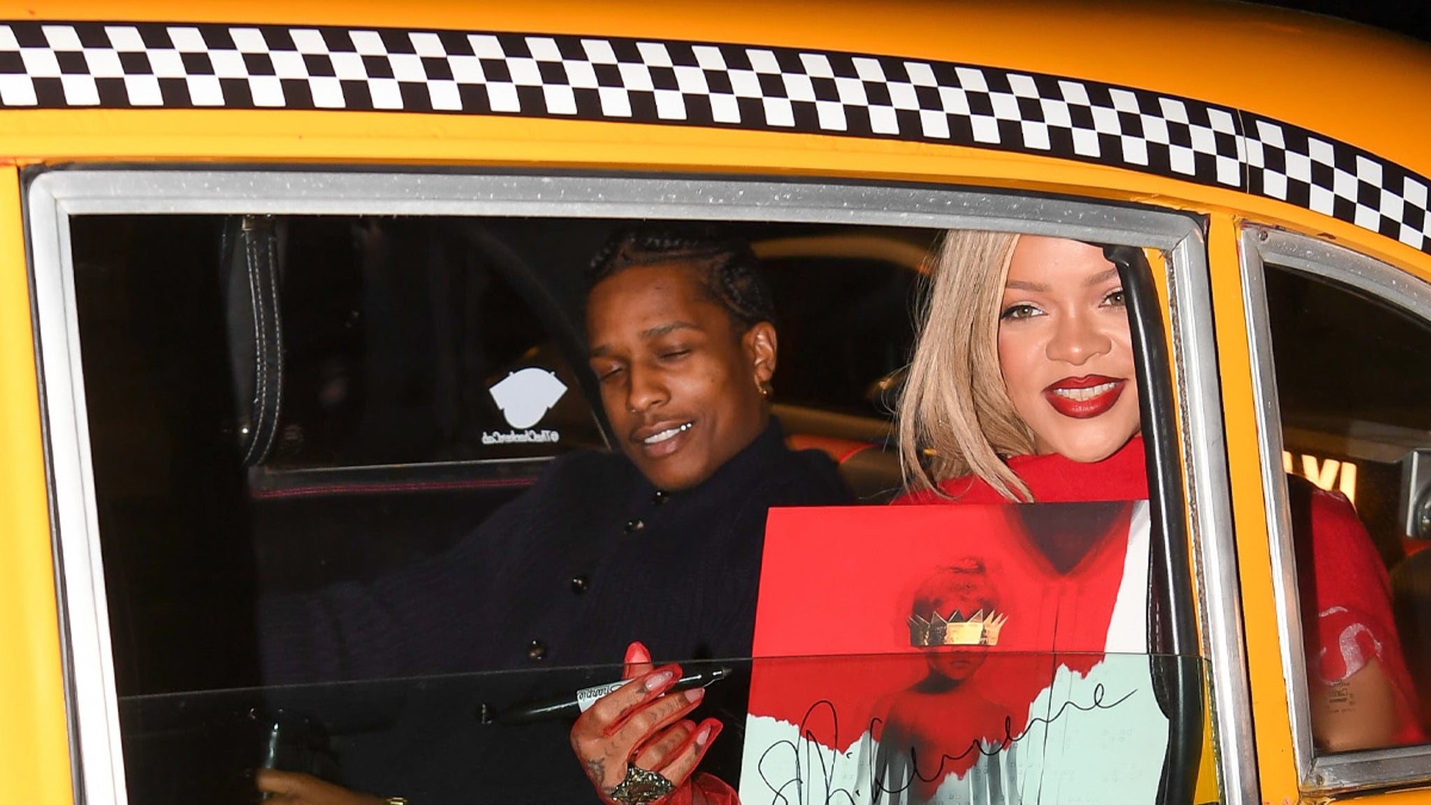 Rihanna e A$AP Rocky embarcam em um antiquado táxi amarelo em Nova York para o Dia das Mães