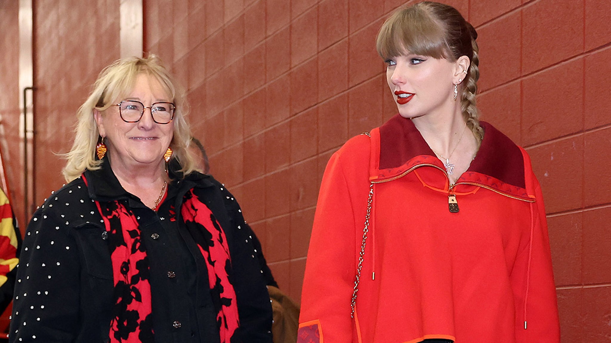 Taylor Swift Attends Chiefs Game Against the Raiders on Black Friday