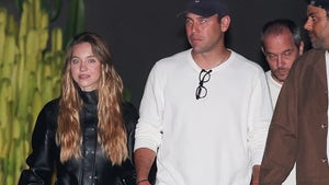 1001-Sydney-Sweeney-Scooter-Braun-Holding-Hands-PRIMARY