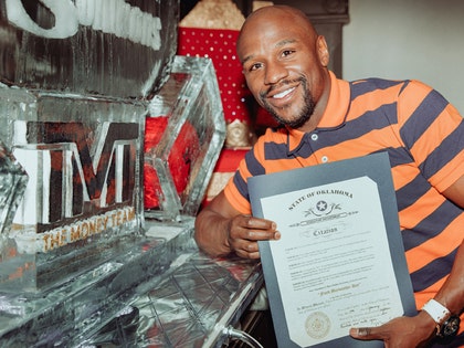 0122-floyd-mayweather-signing-gloves-certificiate-tmt-itsbc-01