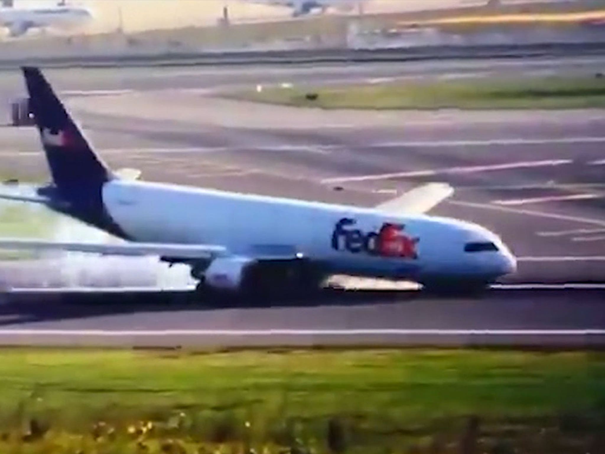 半額以下で買えるクーポン特集 Front Runway, on Lands Crash Plane 767 Boeing Landing Fails Gear アイドル