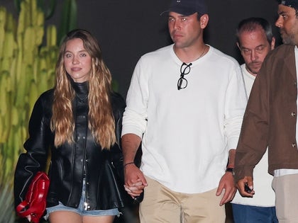 1001-Sydney-Sweeney-Scooter-Braun-Holding-Hands-PRIMARY