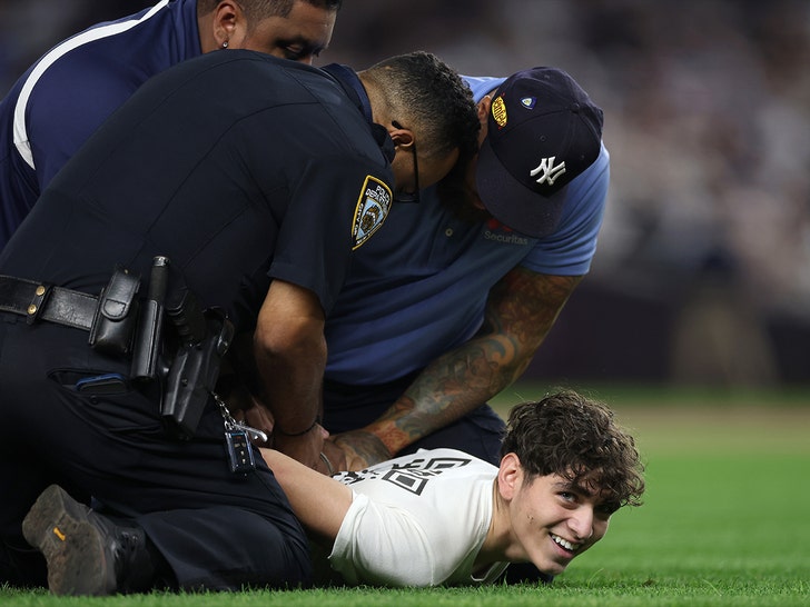 fan runs on field getty 2