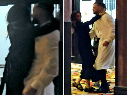 1117-Taylor-Frankie-Paul-Romantic-Moment-Las-Vegas-PRIMARY