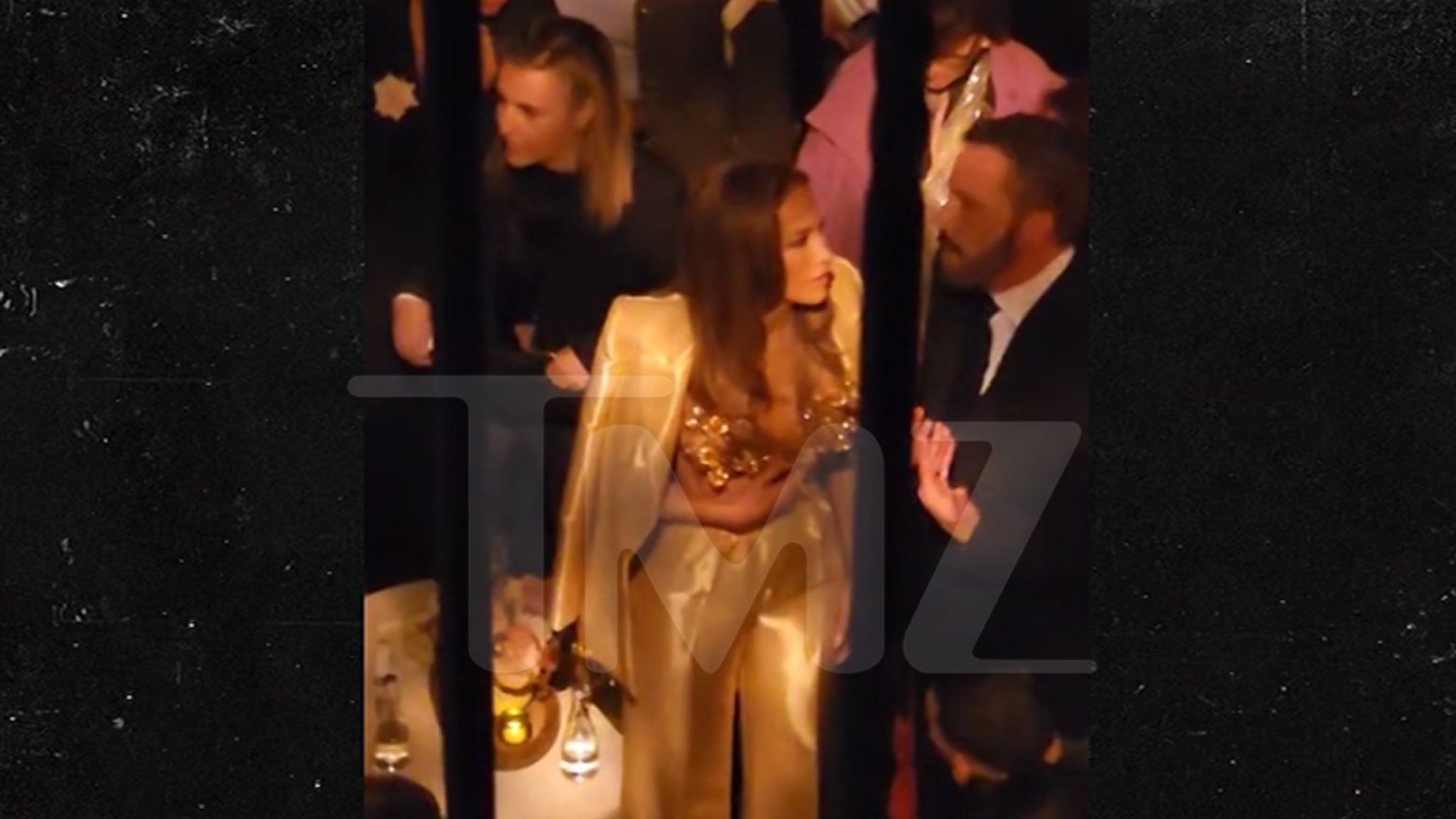Ben Affleck prowadzi entuzjastyczną rozmowę z Jennifer Lopez podczas premiery filmu