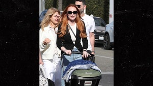 Lindsay Lohan empuja un cochecito de bebé con su marido en Beverly Hills