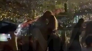 071825-coldplay-couple-before-kissing-v2