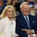Sandi, esposa de Vin Scully, muere a los 76 años, los Dodgers rinden homenaje