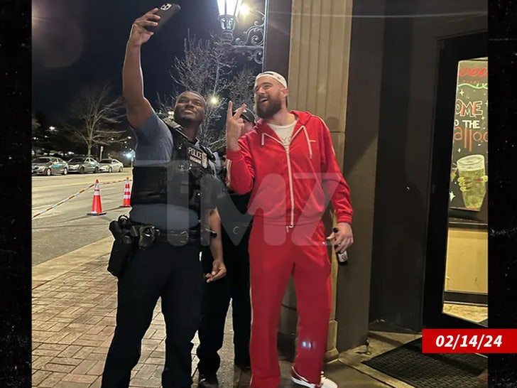 travis kelce taking pic with police