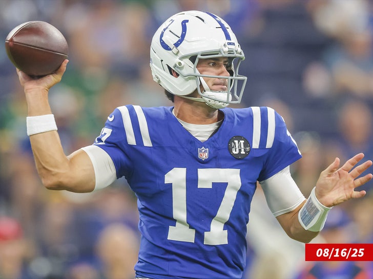 Daniel Jones sub getty swipe