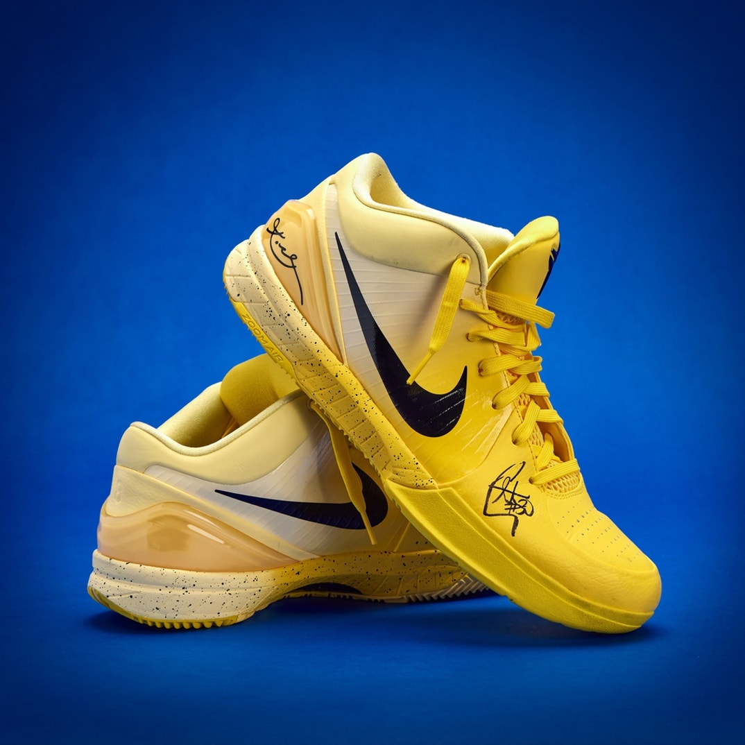 Game‑worn Nike Kobe 4 Protro “CHBL” — the pair Curry wore while scoring 48 points and surpassing Michael Jordan for the most 40+ point games by a player over 30.