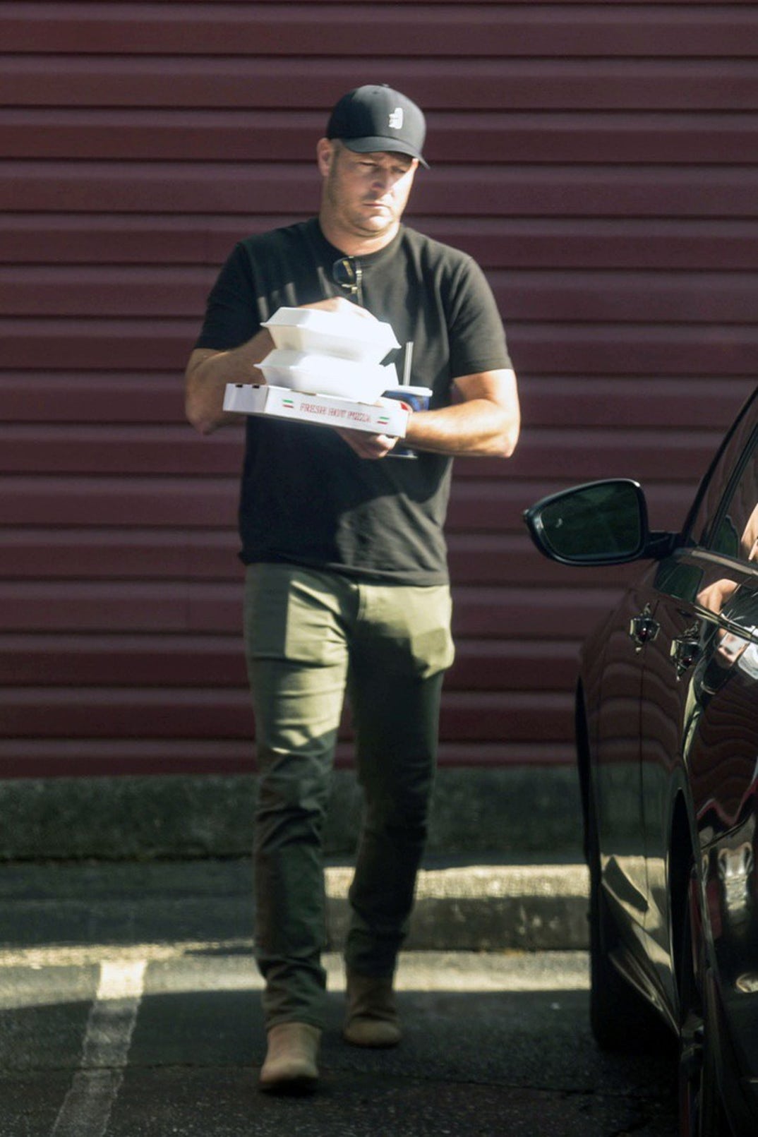 Zach Hickerson Picks Up Pizza 0