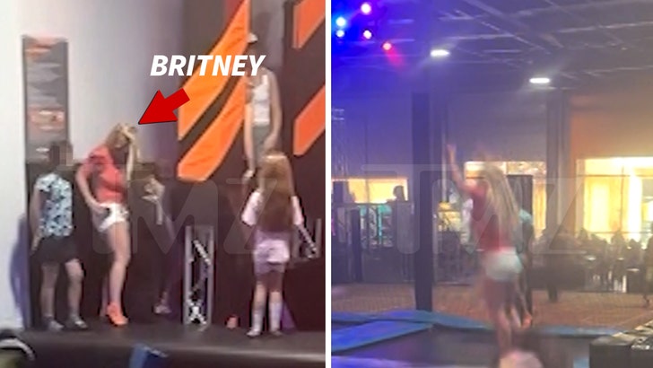 Britney Spears va sul trampolino con i figli del suo fidanzato Paul Soliz