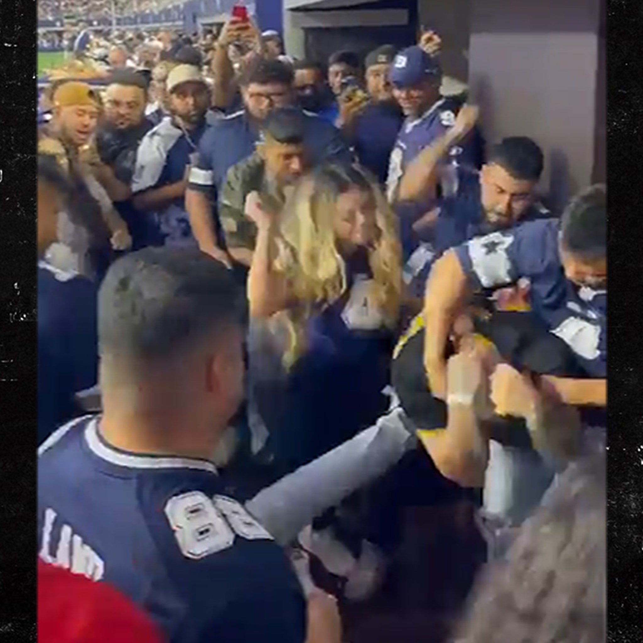 Ræv Træde tilbage værtinde Dallas Cowboys Fans Repeatedly Punch Man In Melee During Buccaneers Game