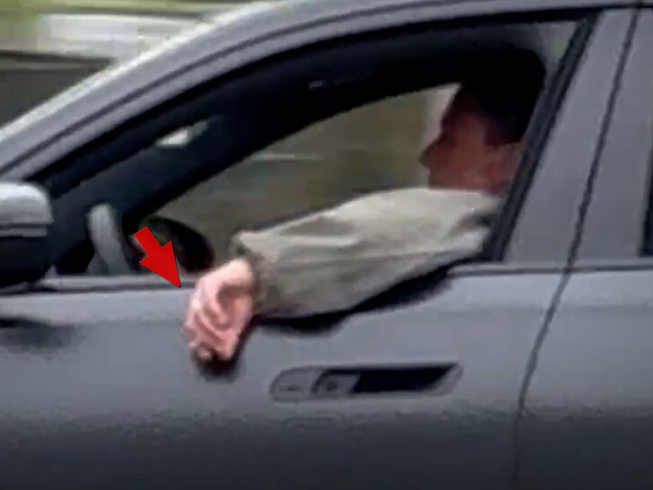 Fede nuziale di Ben Affleck mentre guida