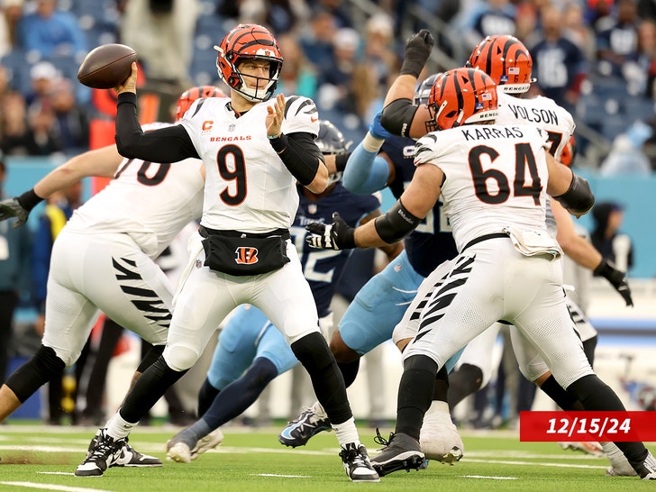 Joe Burrow #9 dari Cincinnati Bengals melempar bola melawan Tennessee Titans di Stadion Nissan pada 15 Desember 2024 di Nashville, Tennessee