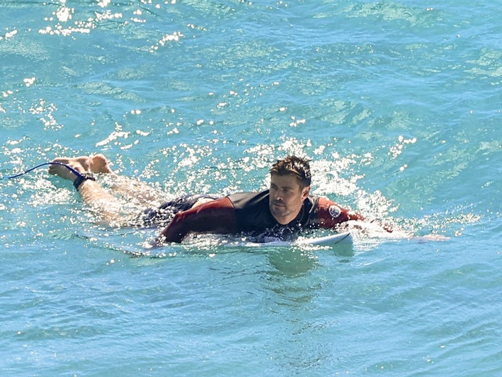 0304-chris-hemsworth-shirtless-surfing-byron-bay-fotos-primary-2