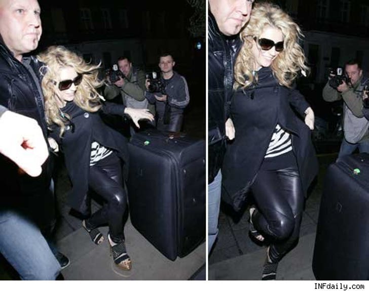 Ke ha Was Trippin' Out in London :: 0222_kesha_fall_fame-1