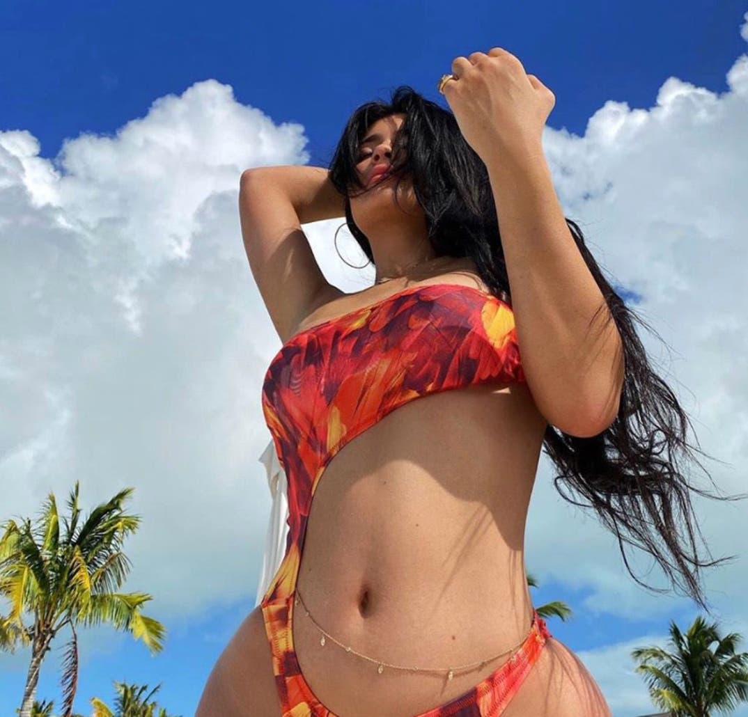 kylie-jenner-hot-shots-photos-02