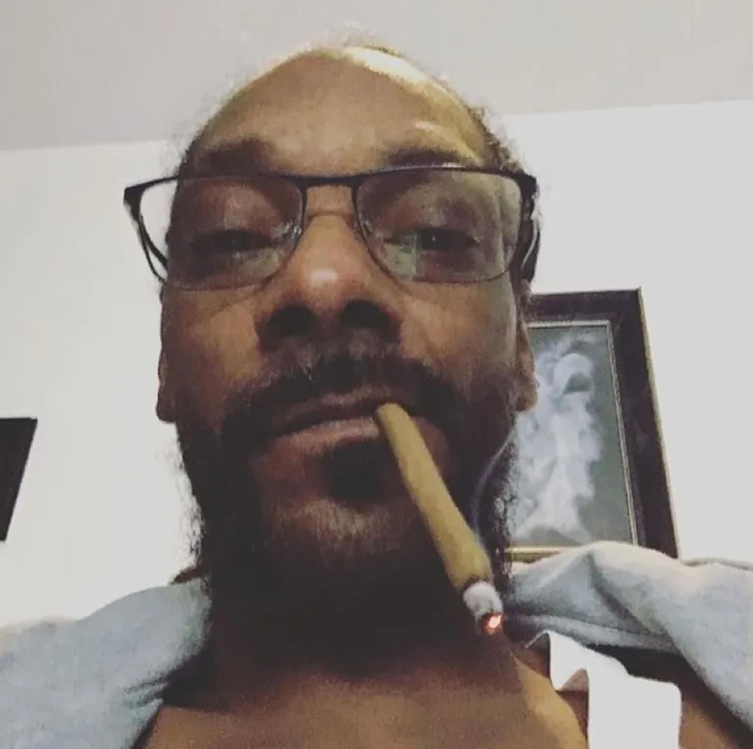 0419 Snoop Dog Smoking Shots 3